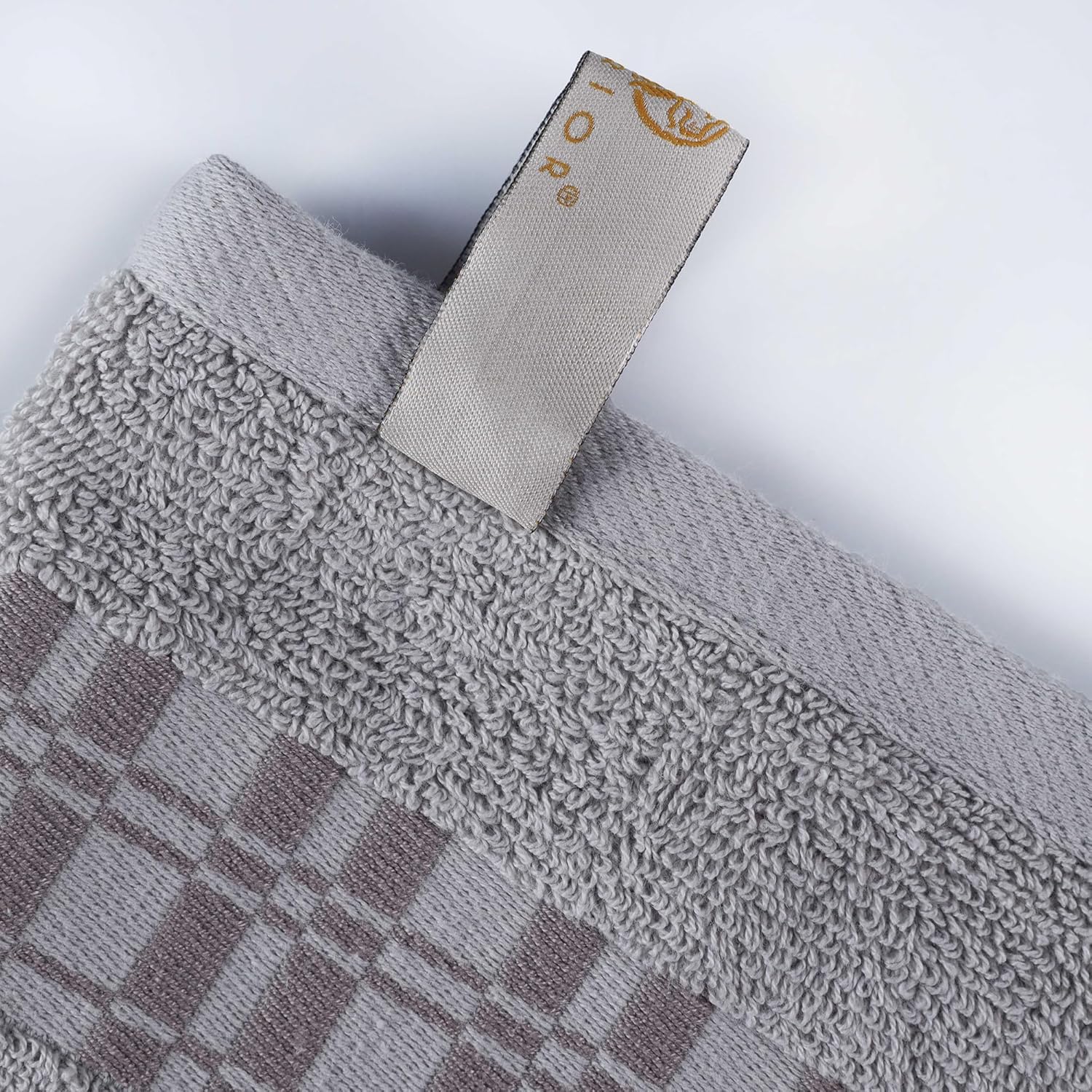 Superior 8-Piece Cotton Towel Set with Chrome Design
